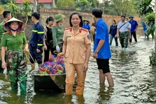 Chiến sĩ công an làm bánh, vượt lũ mang "Mùa trăng ý nghĩa" đến với thiếu nhi
