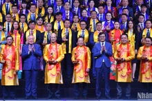 Phó Thủ tướng Thường trực Nguyễn Hòa Bình và Bí thư thứ nhất Trung ương Đoàn Bùi Quang Huy trao danh hiệu tốp 10 Sao vàng đất Việt năm 2024 tặng đại diện các doanh nghiệp tiêu biểu, xuất sắc. 