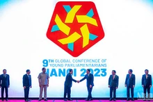 Chủ tịch Quốc hội Vương Đình Huệ và các đại biểu thực hiện nghi thức nhấn nút công bố logo, bộ nhận diện, trang web Hội nghị Nghị sĩ trẻ toàn cầu lần thứ 9. (Ảnh: Duy Linh)