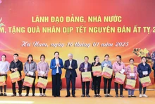 Đồng chí Đỗ Văn Chiến, Ủy viên Bộ Chính trị, Bí thư Trung ương Đảng, Chủ tịch Ủy ban Trung ương Mặt trận Tổ quốc Việt Nam và đại diện lãnh đạo các đơn vị liên quan trao quà tặng người dân có hoàn cảnh khó khăn tại tỉnh Hà Nam.