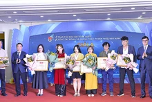 Các đồng chí đại diện Ban tổ chức Giải báo chí trao giải A tặng nhóm tác giả Báo Tiền Phong.