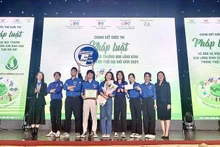Các thành viên đội tuyển Trường đại học Công nghệ trên bục nhận giải.