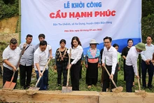 Ban tổ chức khởi công công trình "Cầu hạnh phúc" tại xã Xa Dung (huyện Điện Biên Đông, tỉnh Điện Biên).
