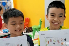 Các em học sinh hào hứng tham gia chương trình. 