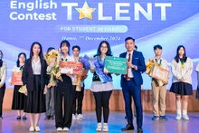 Phó Chủ tịch Hội Sinh viên thành phố Hà Nội Vũ Thị Minh Hằng và đại diện những đơn vị liên quan trao giải nhất cá nhân tặng các thí sinh xuất sắc ở 2 bảng đấu.