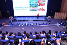 Ông Hoàng Nam Tiến, Thành viên Hội đồng sáng tạo Tập đoàn FPT, Phó Chủ tịch Hội đồng Trường Đại học FPT chia sẻ tham luận "Cháu ngoan Bác Hồ trong thời đại AI" trước hàng trăm đại biểu dự Đại hội.