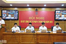 Bộ trưởng Tư pháp Lê Thành Long (thứ 3 từ phải sang) và các đồng chí Thứ trưởng Tư pháp điều hành hội nghị.