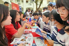 Rất đông học sinh Thủ đô đến tham gia ngày hội để tìm kiếm cơ hội giành học bổng du học.
