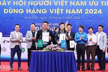 Đại diện các bên liên quan trao biên bản ký kết hợp tác tại Ngày hội. 