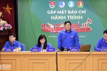 Trưởng Ban Tuyên giáo Trung ương Đoàn Nguyễn Thái An (đứng) và các Phó Chủ tịch Thường trực Hội Liên hiệp Thanh niên Việt Nam, Hội Sinh viên Việt Nam, Hội đồng Đội Trung ương trao đổi thông tin về Hành trình. 