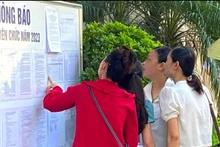 Thí sinh xem thông tin tuyển dụng viên chức tại Hà Nội.