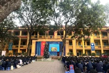 Trường trung học phổ thông Đa Phúc, huyện Sóc Sơn, Hà Nội nơi xảy ra vụ việc học sinh bị kéo lê ở cửa lớp.