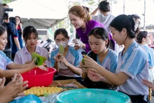 Du khách trải nghiệm gói bánh tại Lễ hội.