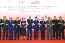 Chủ tịch Quốc hội Vương Đình Huệ và Tổng thống Indonesia Joko Widodo, Chủ tịch Hạ viện Indonesia, Chủ tịch AIPA 2023 Puan Maharani cùng đại biểu chụp ảnh lưu niệm. (Ảnh: Doãn Tấn/TTXVN)
