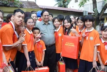 Thủ tướng Phạm Minh Chính đã tới thăm, tặng quà các thầy cô giáo, các cháu học sinh đang theo học tại Trung tâm Nuôi dưỡng trẻ khuyết tật Hà Nội.
