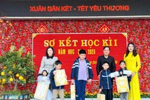 Cô giáo Nguyễn Thị Thúy Hà (ngoài cùng bên trái) trong buổi sơ kết học kì 1, năm học 2024-2025. 