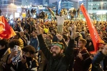 Người biểu tình ở Istanbul ngày 18/10. (Nguồn: AFP)