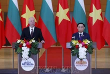 Chủ tịch Quốc hội Vương Đình Huệ và Chủ tịch Quốc hội Bulgaria Rossen Dimitrov Jeliazkov chủ trì buổi họp báo thông báo kết quả hội đàm. (Ảnh: Nhan Sáng/TTXVN)