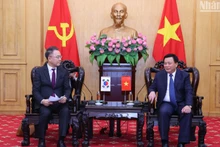 Đồng chí Nguyễn Xuân Thắng, Ủy viên Bộ Chính trị, Giám đốc Học viện Chính trị quốc gia Hồ Chí Minh, Chủ tịch Hội đồng Lý luận Trung ương tiếp ngài Kim Chae-Hwan, Chủ tịch Viện Phát triển Nguồn nhân lực quốc gia Hàn Quốc.