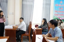 Bà Lê Thị Bích Thuận, Giám đốc Sở Giáo dục và Đào tạo thành phố Đà Nẵng kiểm tra công tác chuẩn bị Kỳ thi tốt nghiệp THPT năm 2024 tại điểm thi Trường trung học cơ sở Kim Đồng sáng 26/6. (Ảnh: ANH ĐÀO)