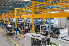 Công nhân làm việc tại nhà máy sản xuất xe điện ở tỉnh An Huy, Trung Quốc, ngày 12/1/2023. (Ảnh: THX/TTXVN)