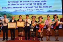 Đồng chí Nguyễn Thái Bình, Chủ tịch Ủy ban nhân dân huyện Điện Biên và đại diện lãnh đạo Sở Văn hóa, Thể thao và Du lịch Điện Biên trao Bằng công nhận Di sản văn hóa phi vật thể quốc gia Nghệ thuật trang trí trên trang phục của người Lào, cho cộng đồng dân tộc Lào ở hai huyện: Điện Biên và Điện Biên Đông.