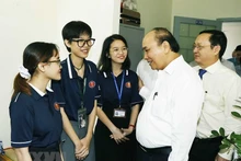 Chủ tịch nước Nguyễn Xuân Phúc thăm ký túc xá sinh viên tại Đại học Quốc gia Thành phố Hồ Chí Minh. (Ảnh: Thống Nhất/TTXVN)