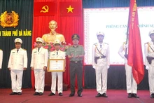 Thừa ủy quyền của Chủ tịch nước, Thiếu tướng Vũ Xuân Viên trao tặng Huân chương Chiến công hạng Ba cho Phòng Cảnh sát hình sự.