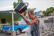 Người dân tránh nóng tại La Habana, Cuba. Ảnh tư liệu: AFP/ TTXVN