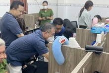 Công an kiểm tra, thu giữ tang vật của nhóm đòi nợ thuê.
