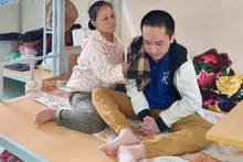 Bỏ việc làm thuê, bà Hồng đi học theo Thắm để chăm sóc con trai bị bệnh bẩm sinh.