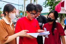 Thí sinh trao đổi về đề thi môn Ngoại ngữ.