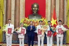 Chủ tịch nước Võ Văn Thưởng trao Quyết định bổ nhiệm chức danh Kiểm sát viên Viện Kiểm sát nhân dân Tối cao đối với 5 đồng chí. (Ảnh: Thống Nhất/TTXVN)