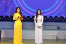 Thí sinh Võ Thị Mảnh, Trung tâm Văn hóa tỉnh Cà Mau, trả lời câu hỏi của Hội đồng giám khảo.