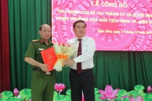 Bí thư Thành ủy Biên Hòa Hồ Văn Nam trao Thư khen cho lãnh đạo Công an thành phố Biên Hòa.