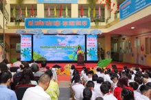 Cô Nguyễn Diệu Ánh, Hiệu trưởng Trường tiểu học Trần Nhật Duật phát biểu tại lễ tổng kết dự án.