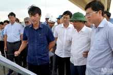 Thứ trưởng Giao thông vận tải Nguyễn Danh Huy cùng đại diện lãnh đạo Ủy ban nhân dân tỉnh Bình Thuận nghe báo cáo tiến độ thi công Dự án cao tốc đoạn Vĩnh Hảo-Phan Thiết. (Ảnh: ĐÌNH CHÂU)