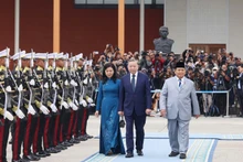 Tổng thống Indonesia, Chủ tịch Đảng Phong trào Indonesia vĩ đại (Gerindra) Prabowo Subianto tiễn Tổng Bí thư Tô Lâm và Phu nhân tại sân bay quân sự Halim Perdanakusuma, Jakarta. (Ảnh: Thống Nhất/TTXVN)