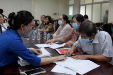 Các hộ dân làm hồ sơ, nhận bồi thường tại Ban Bồi thường giải phóng mặt bằng thành phố Thủ Đức, sáng 8/5. (Ảnh: Thế Anh)