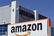 Biểu tượng Tập đoàn công nghệ Amazon của Mỹ tại một trung tâm phân phối ở North Las Vegas, Nevada. (Ảnh: AFP/TTXVN)