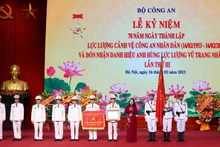 Quyền Chủ tịch nước Võ Thị Ánh Xuân trao danh hiệu Anh hùng Lực lượng vũ trang nhân dân tặng Bộ Tư lệnh Cảnh vệ.