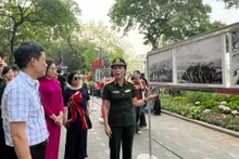 Các đại biểu nghe giới thiệu về những tư liệu lịch sử liên quan đến chiến dịch Điện Biên Phủ.