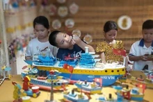 Trẻ em trải nghiệm các loại đồ chơi Trung thu truyền thống trong chương trình “Đèn thu lung linh”.