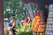 Cho dù trời mưa to, người dân tới chùa Phúc Khánh thành tâm cầu khấn dịp Lễ Vu Lan.
