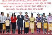 Chủ tịch nước Nguyễn Xuân Phúc tặng quà cho hộ nghèo, công nhân lao động có hoàn cảnh khó khăn, người nhiễm chất độc da cam trên địa bàn. (Ảnh: Thống Nhất/TTXVN)