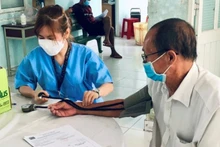 Bác sĩ Trạm y tế xã Tân Thạnh Tây, huyện Củ Chi, Thành phố Hồ Chí Minh thăm khám cho bệnh nhân. (Ảnh minh họa/MAI ANH)