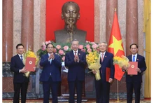 Tổng Bí thư, Chủ tịch nước Tô Lâm trao Quyết định bổ nhiệm, Thủ tướng Phạm Minh Chính tặng hoa chúc mừng các Phó Thủ tướng Nguyễn Hòa Bình, Bùi Thanh Sơn và Hồ Đức Phớc. (Ảnh: Lâm Khánh/TTXVN)