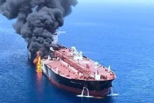 Con tàu bị lực lượng Houthi tấn công trên Biển Đỏ. (Ảnh: IRNA/TTXVN)