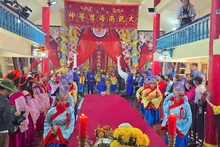 Nghi thức cúng lễ trước khi rước Ông tại Vạn Lăng Ông Nam Hải, thị trấn Sông Đốc.