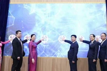 Các đại biểu thực hiện bấm nút khai trương Cổng thông tin du lịch và ứng dụng du lịch thông minh tỉnh Hà Nam.